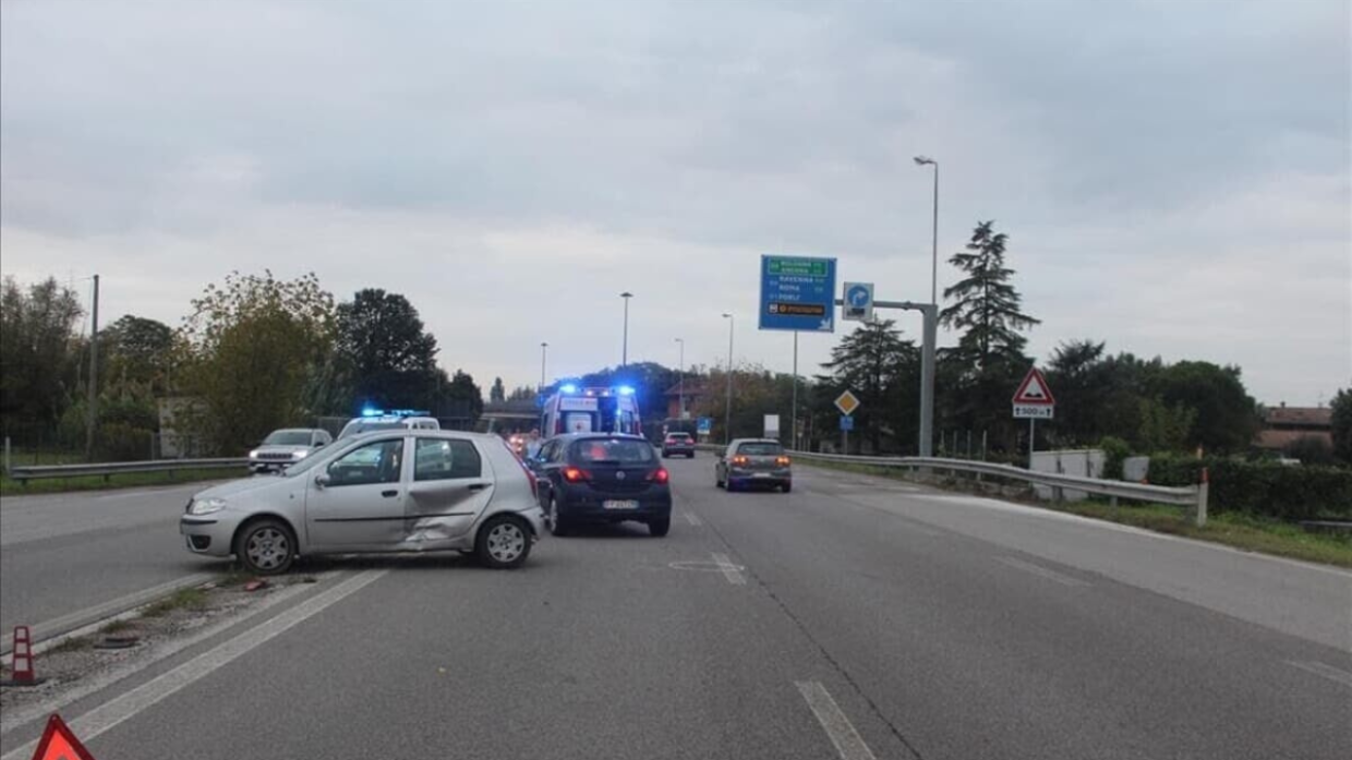 Ravenna: sbaglia l'uscita e provoca un incidente