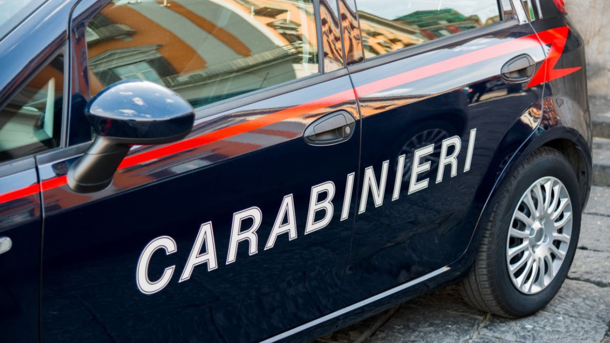 Caos a Malalbergo: distrugge sedie e tavoli in un bar. Arrestato