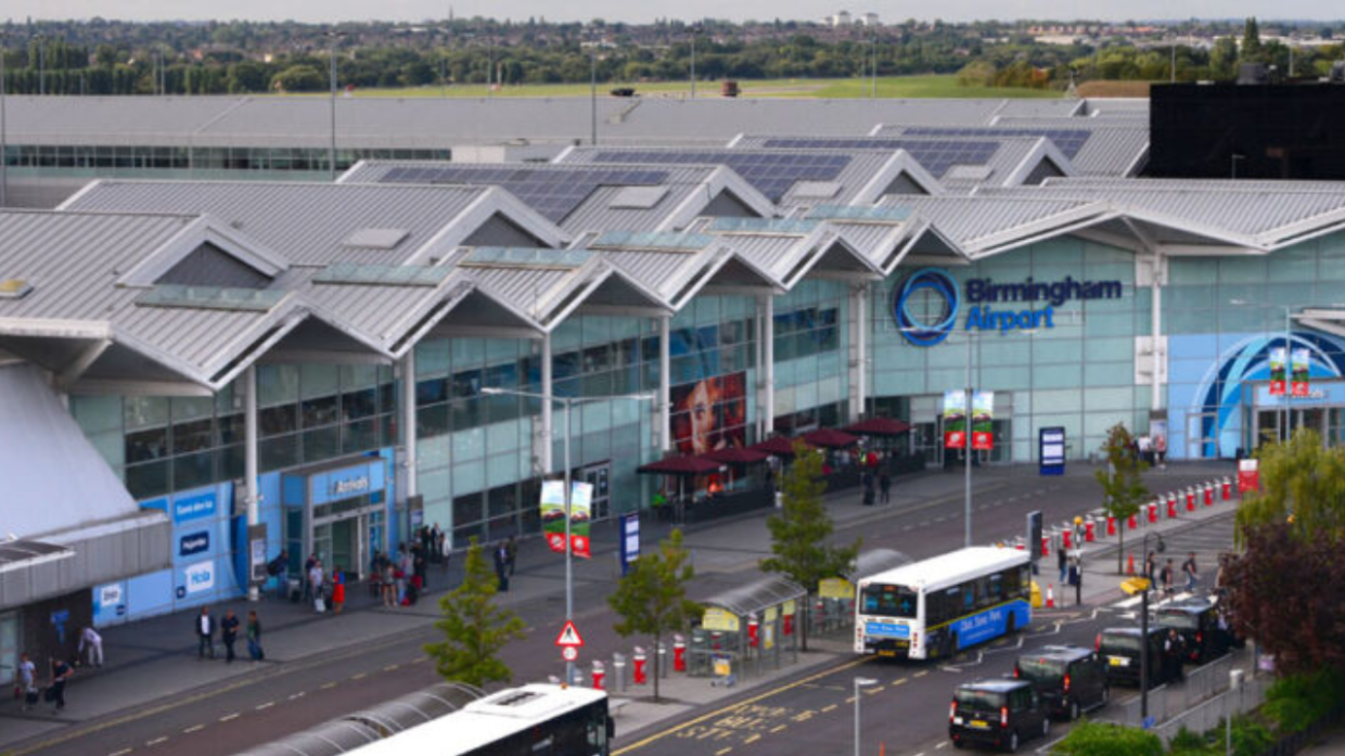 Allarme Bomba all'Aeroporto di Birmingham: Voli Sospesi e Paura tra i Tifosi Bolognesi
