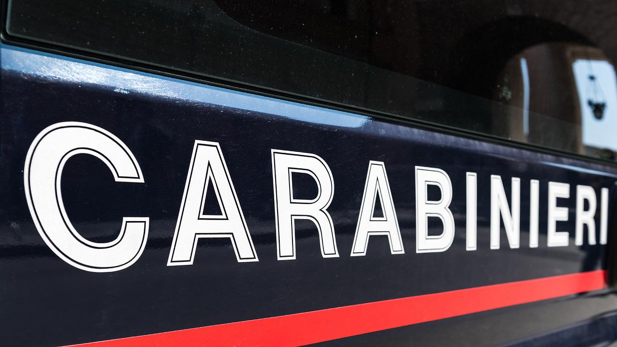 Rapina a mano armata nel Reggiano: gioielleria assaltata da una banda armata di mitra e pistole