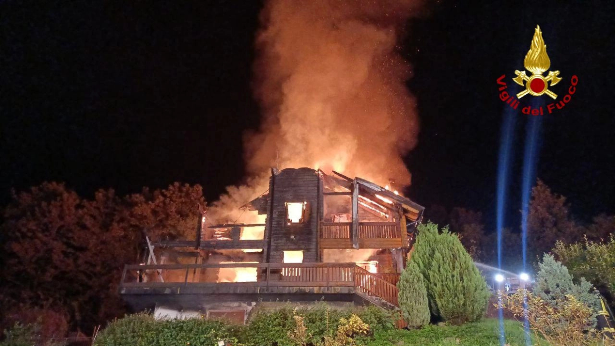 Incendio Devasta Casolare nel Bolognese: Intervento dei Vigili del Fuoco e Indagini in Corso