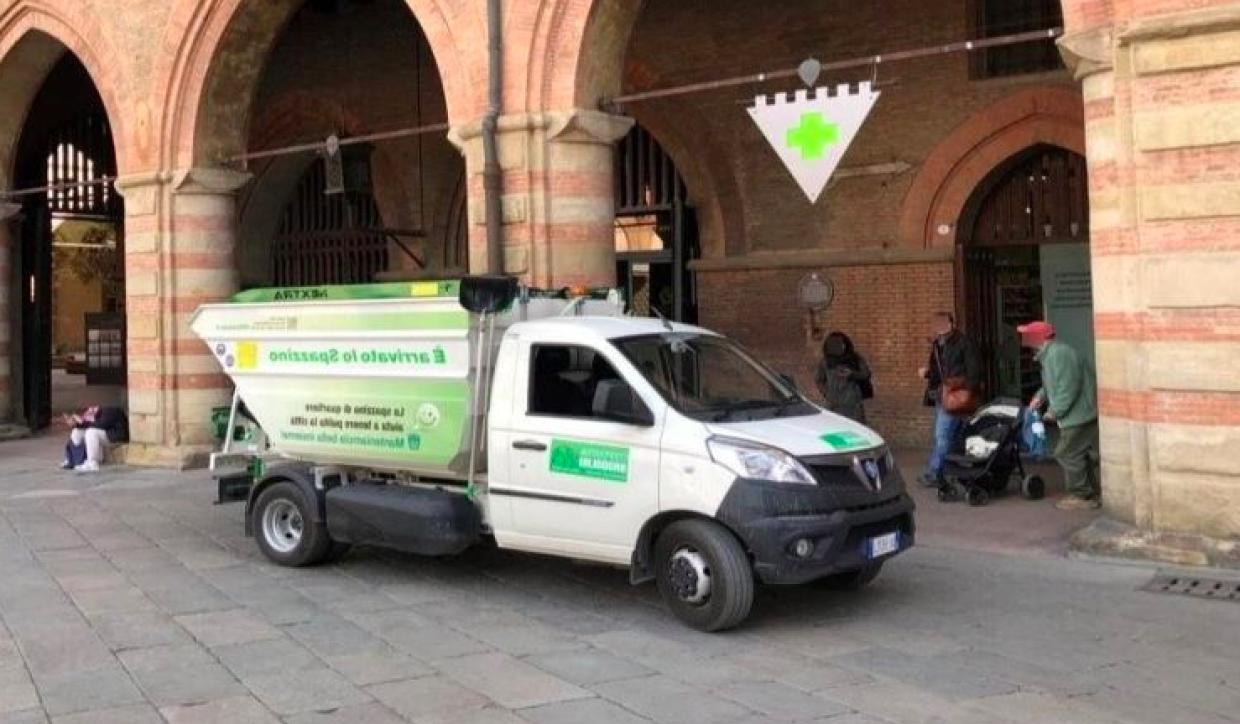Bologna, nuova aggressione a due operatori ecologici in piazza dei Martiri