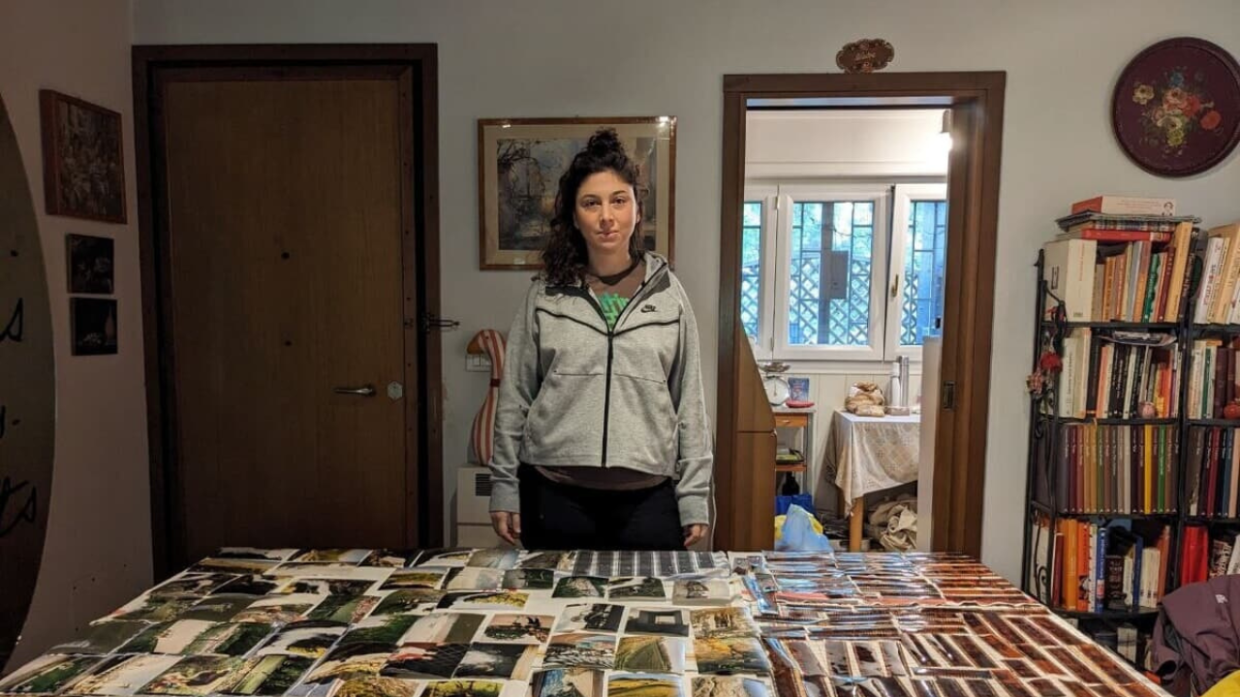 Migliaia di Fotografie nel Fango: La Missione di Chiara per Salvare i Ricordi di Famiglia
