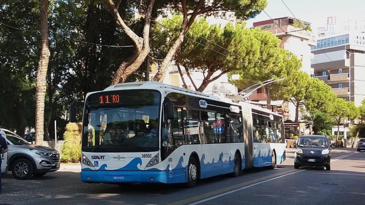 Rapina sul Lungomare di Rimini: Giovani nei Guai dopo Minacce su un Autobus