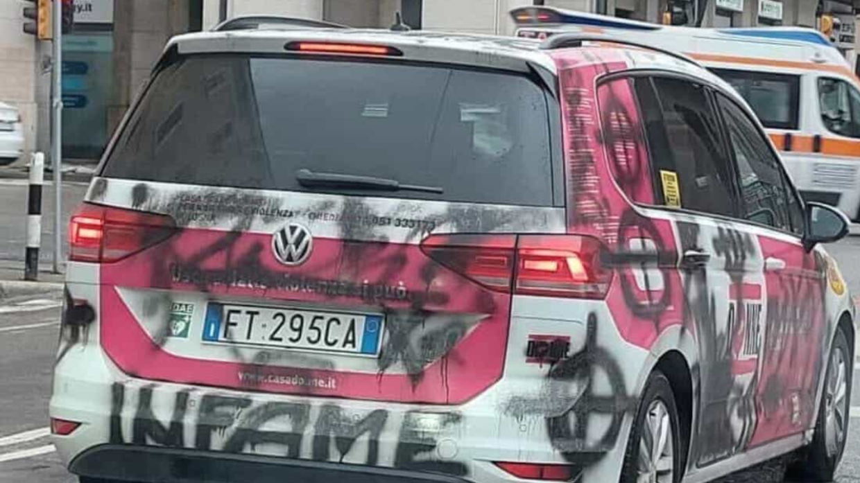 Vandalismo e Intimidazioni: La Dura Vita Notturna del Tassista "Red Sox" a Bologna