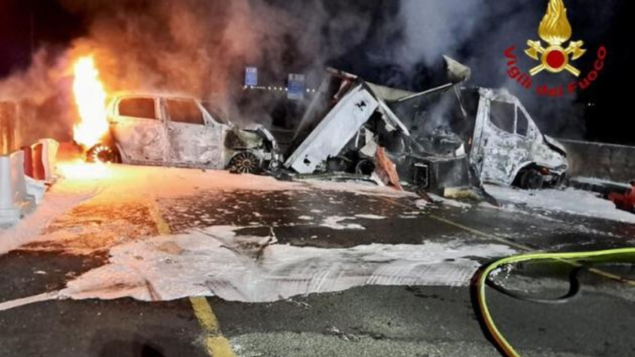 Rapina a mano armata a Piacenza: svaligiata una sede Dhl e bruciati i camion rubati