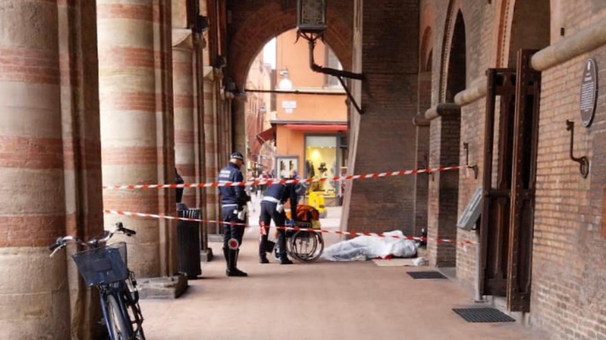 Tragedia a Bologna: Donna con Disabilità Trovata Morta sotto il Portico di Palazzo d'Accursio