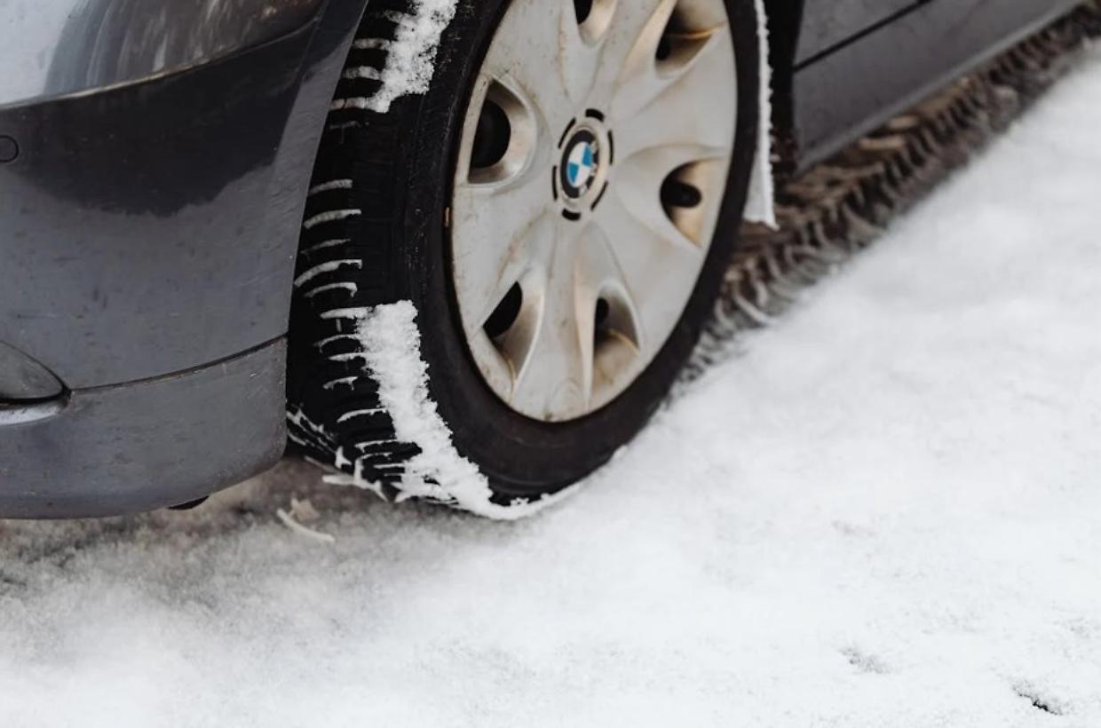 Obbligo di gomme invernali o catene: le sanzioni per chi non rispetta le norme
