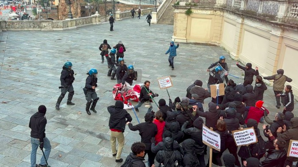Scontri a Bologna: tensioni tra antagonisti e forze dell'ordine durante la manifestazione di estrema destra