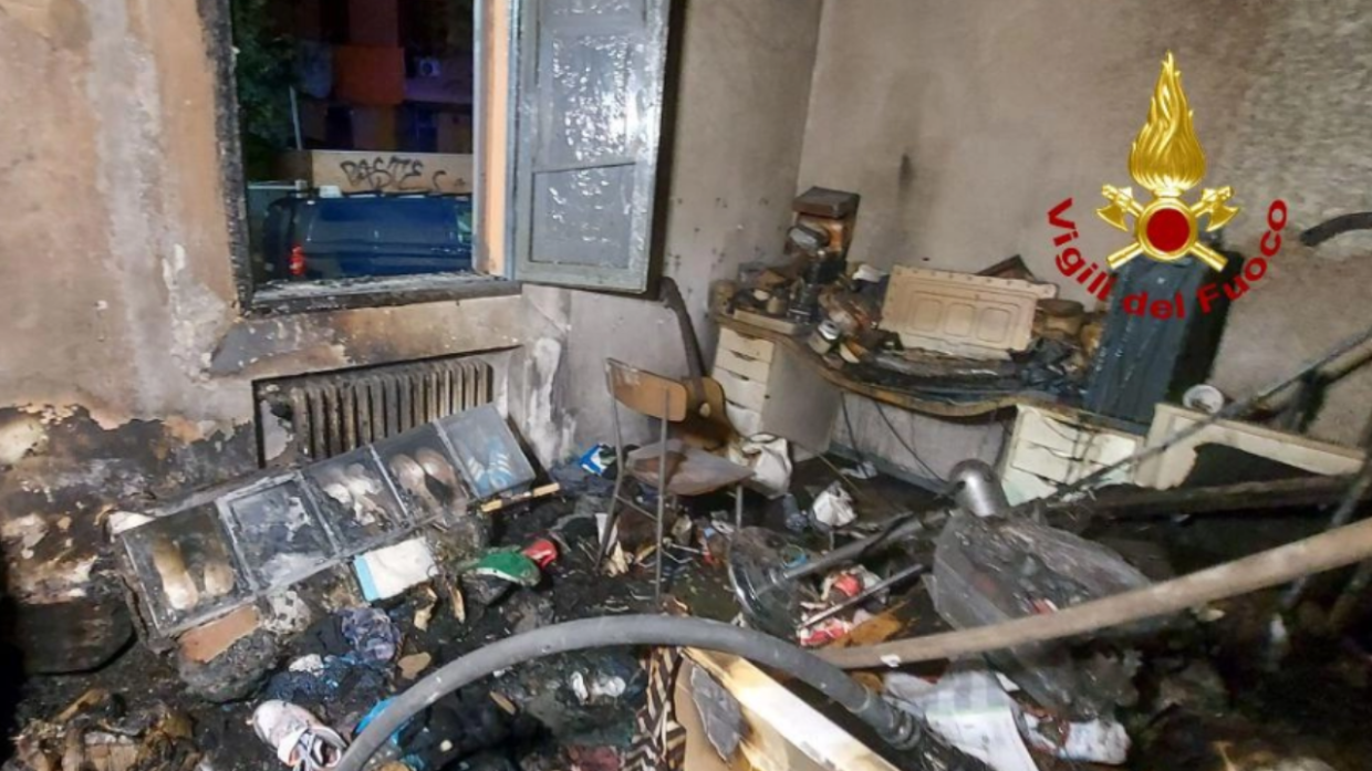 Incendio in Bolognina: intossicati due residenti di un palazzo e cinque agenti 