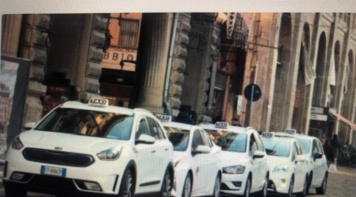 Il Comune vuole solo taxisti colti, gli esclusi dal bando impugnano la graduatoria