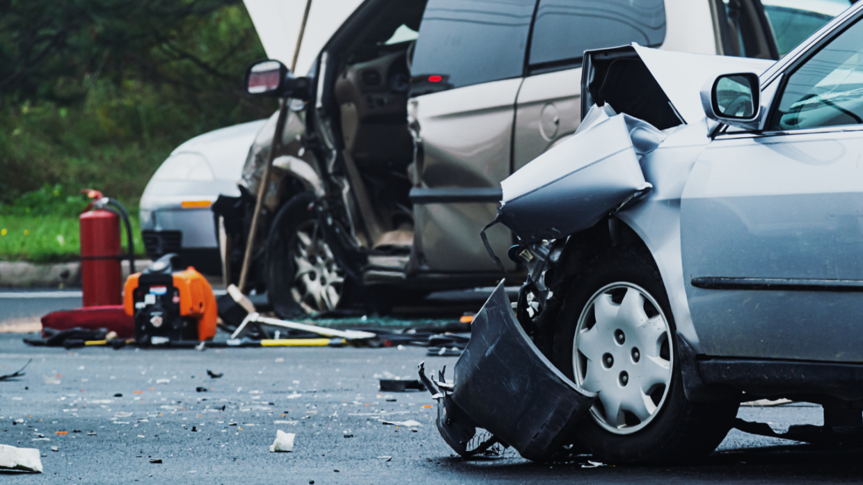 Travolge 5 auto in sosta e poi abbandona la Mercedes: pirata della strada ricercato