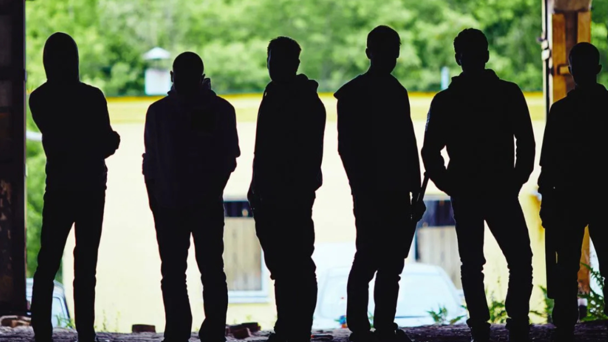 Sedicenne aggredito da baby gang a Modena: la violenza che scuote la città