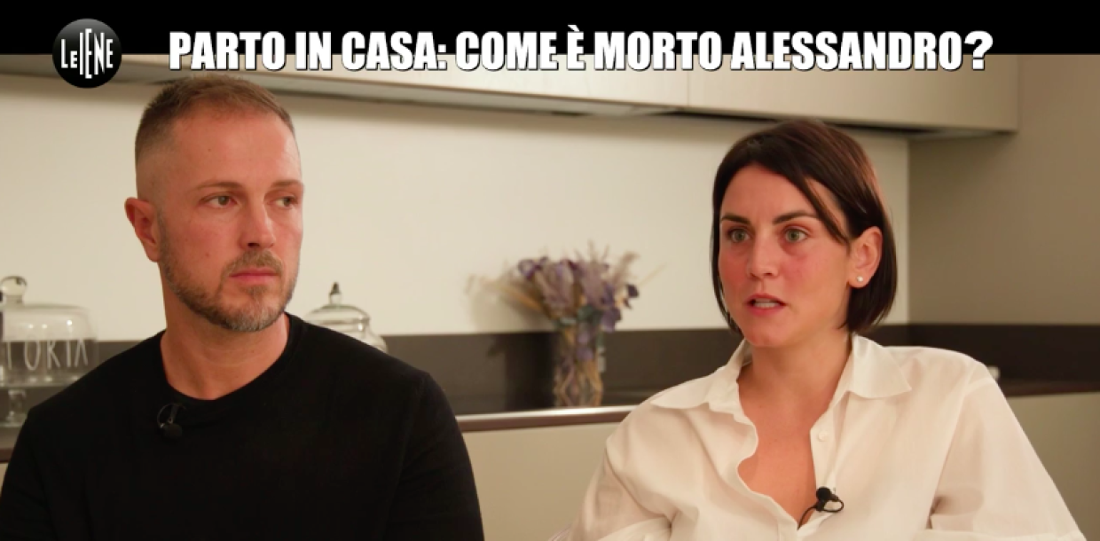"Non abbiamo dubbi, Alessandro sarebbe vivo e sano": i genitori del neonato morto in casa accusano le ostetriche