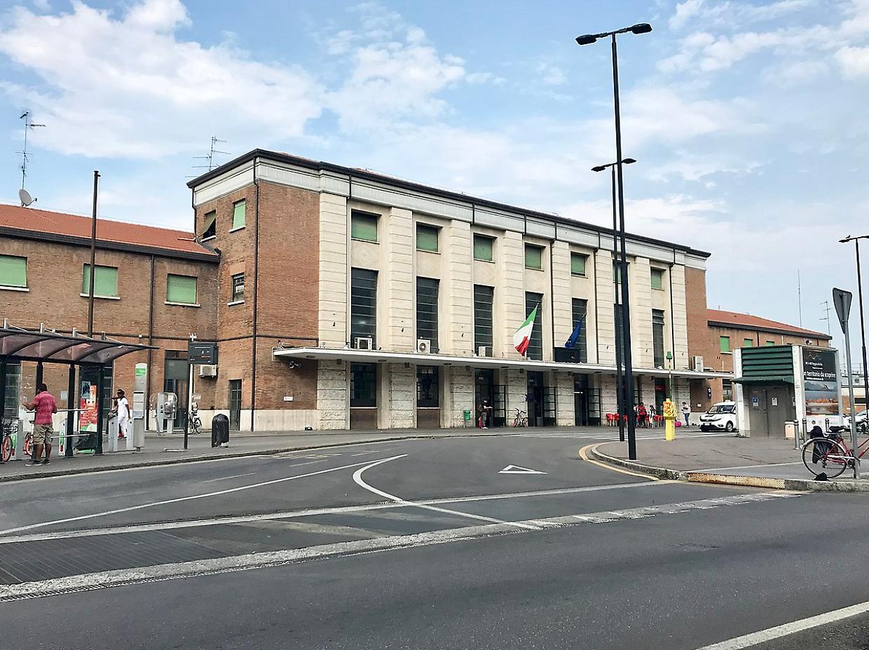 Rissa tra quattro uomini a Reggio Emilia: feriti e denunce per danneggiamento e aggressione