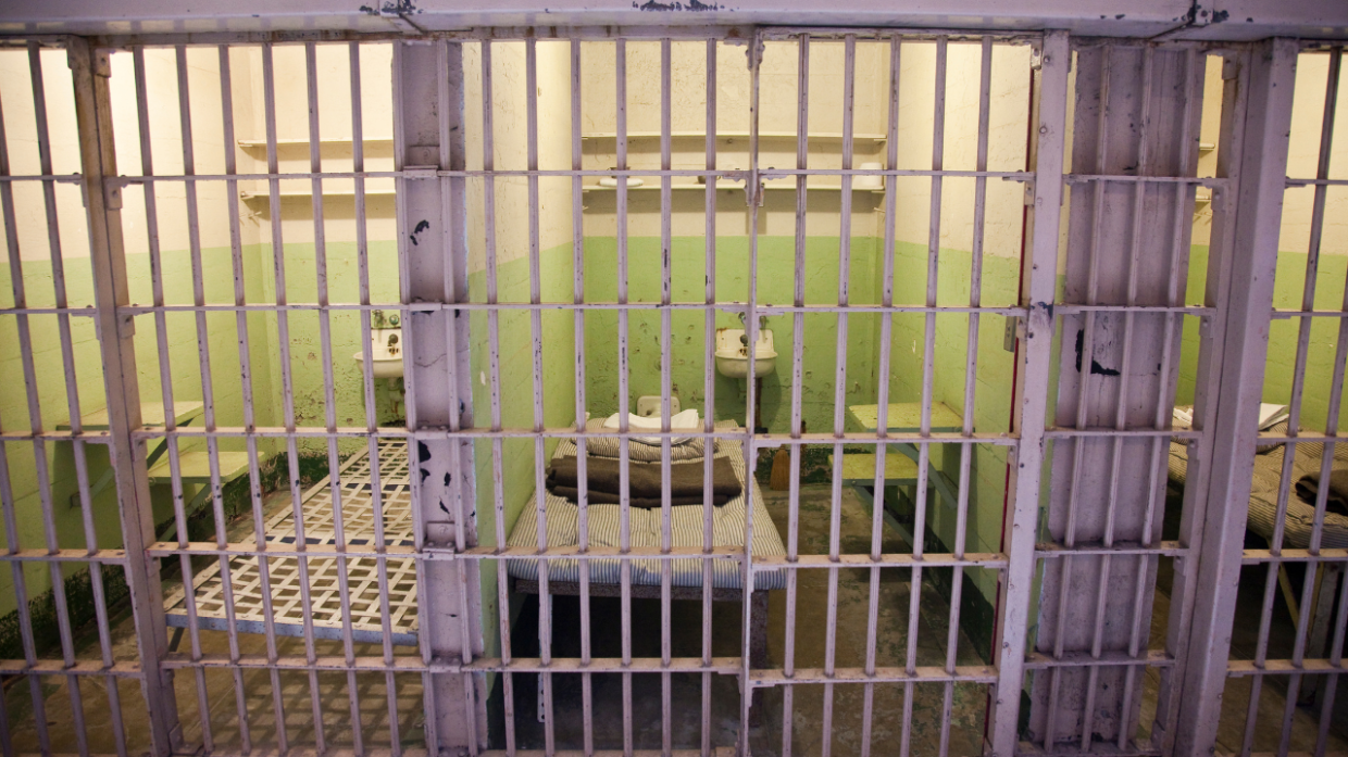 Bologna: Scandalo Droga in Carcere, Sospesi Quattro Agenti Penitenziari alla Dozza