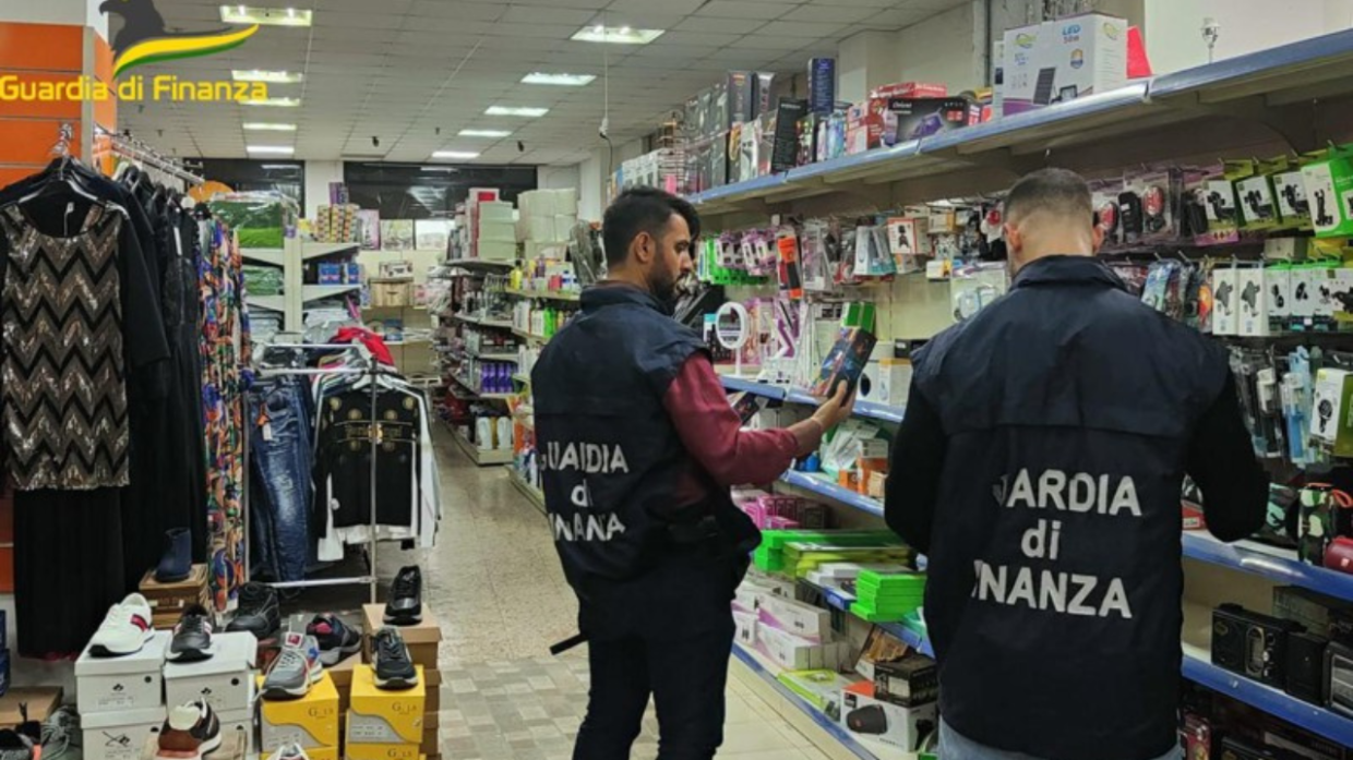 Maxi-Sequestro al Centergross: Borse e Occhiali Contraffatti, Denunciato Imprenditore