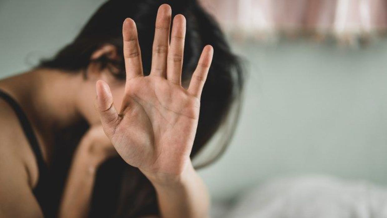 Aggredisce la compagna a bottigliate e la minaccia di morte con un coltello: divieto di avvicinamento per un 20enne di San Lazzaro