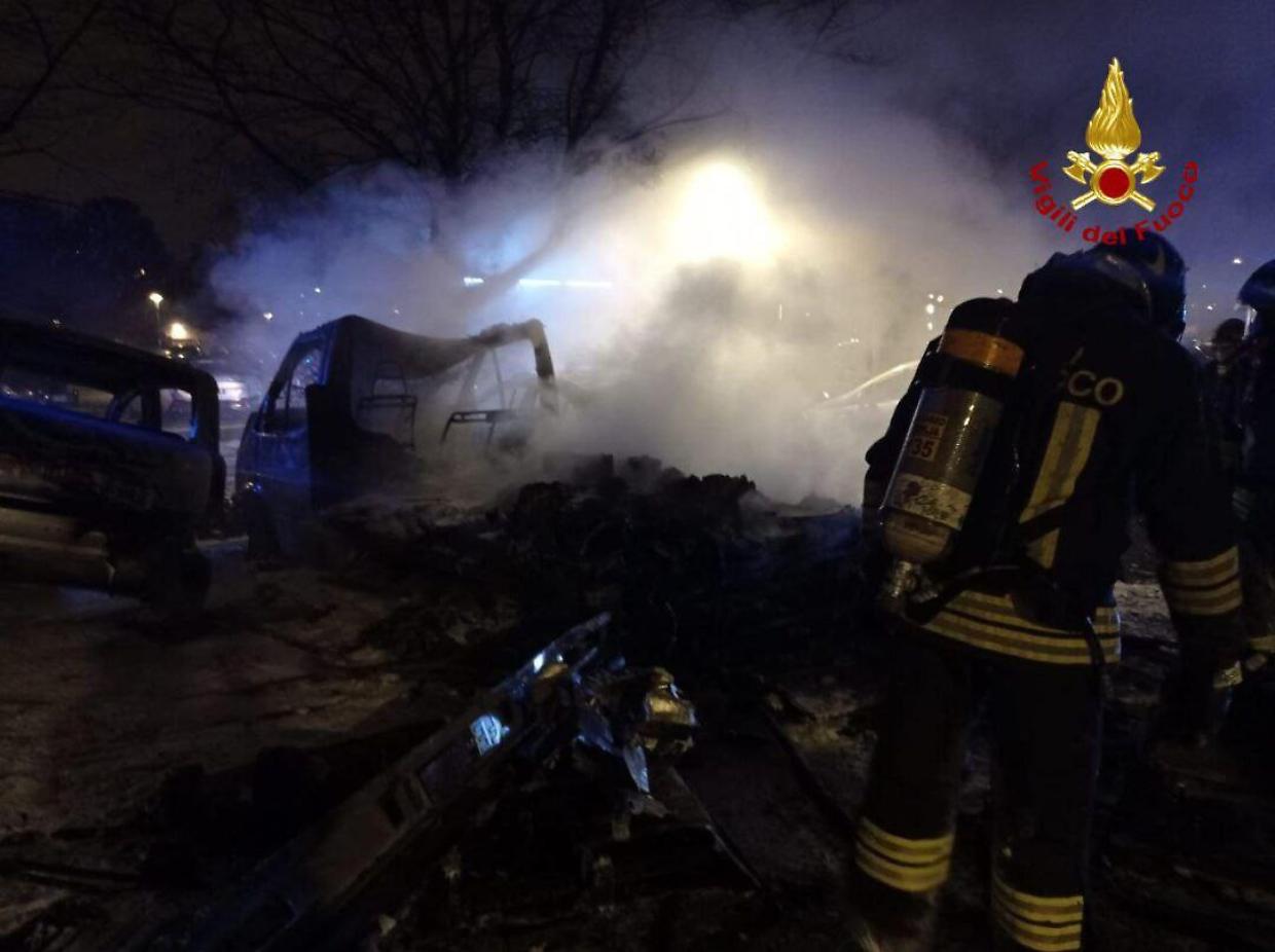 Incendio a Reggio Emilia: camper distrutto e sei auto danneggiate in Piazzale Europa