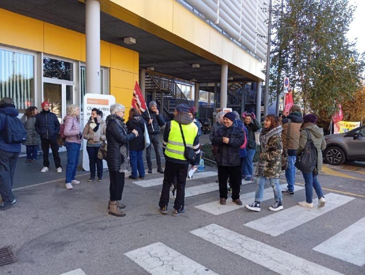 Lavoratori Ikea in sciopero a Casalecchio per il mancato premio di risultato, nonostante un utile di 12 milioni di euro