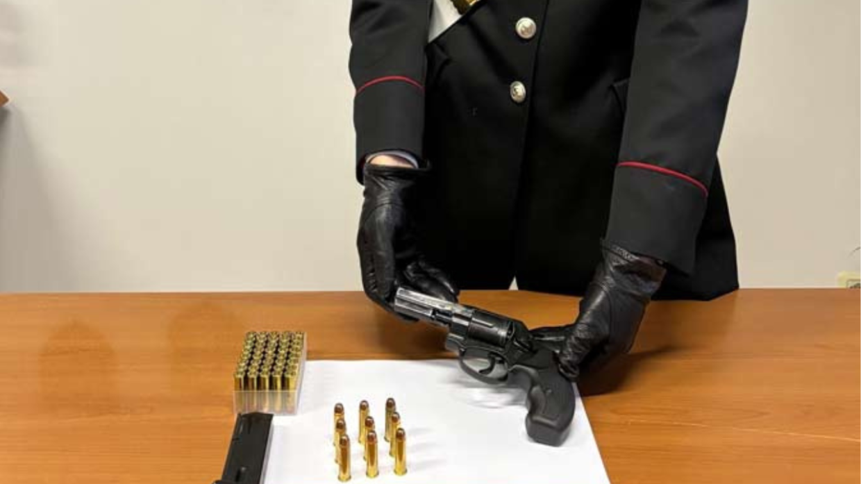 Arresto nel Bolognese: Minaccia la Moglie con una Pistola Clandestina