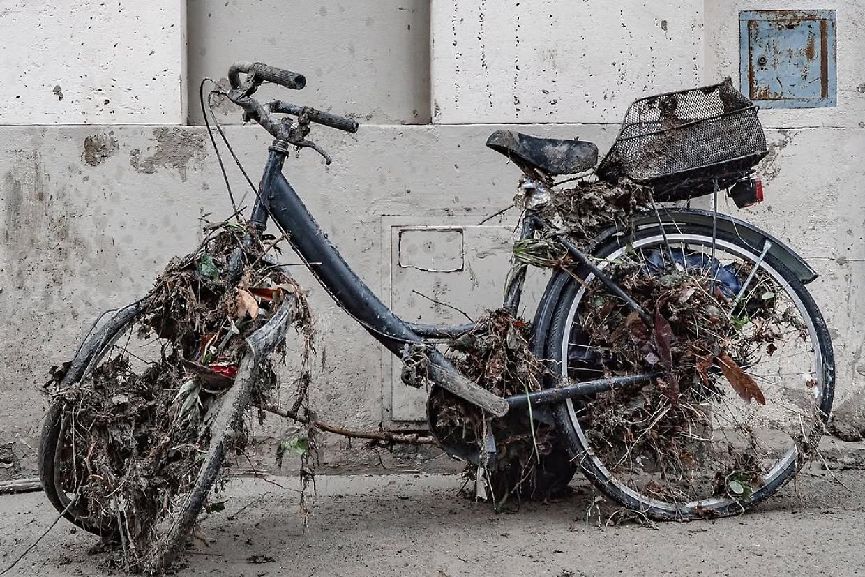 "Esondiamo": il racconto in foto dell'alluvione di Bologna tra fango e solidarietà