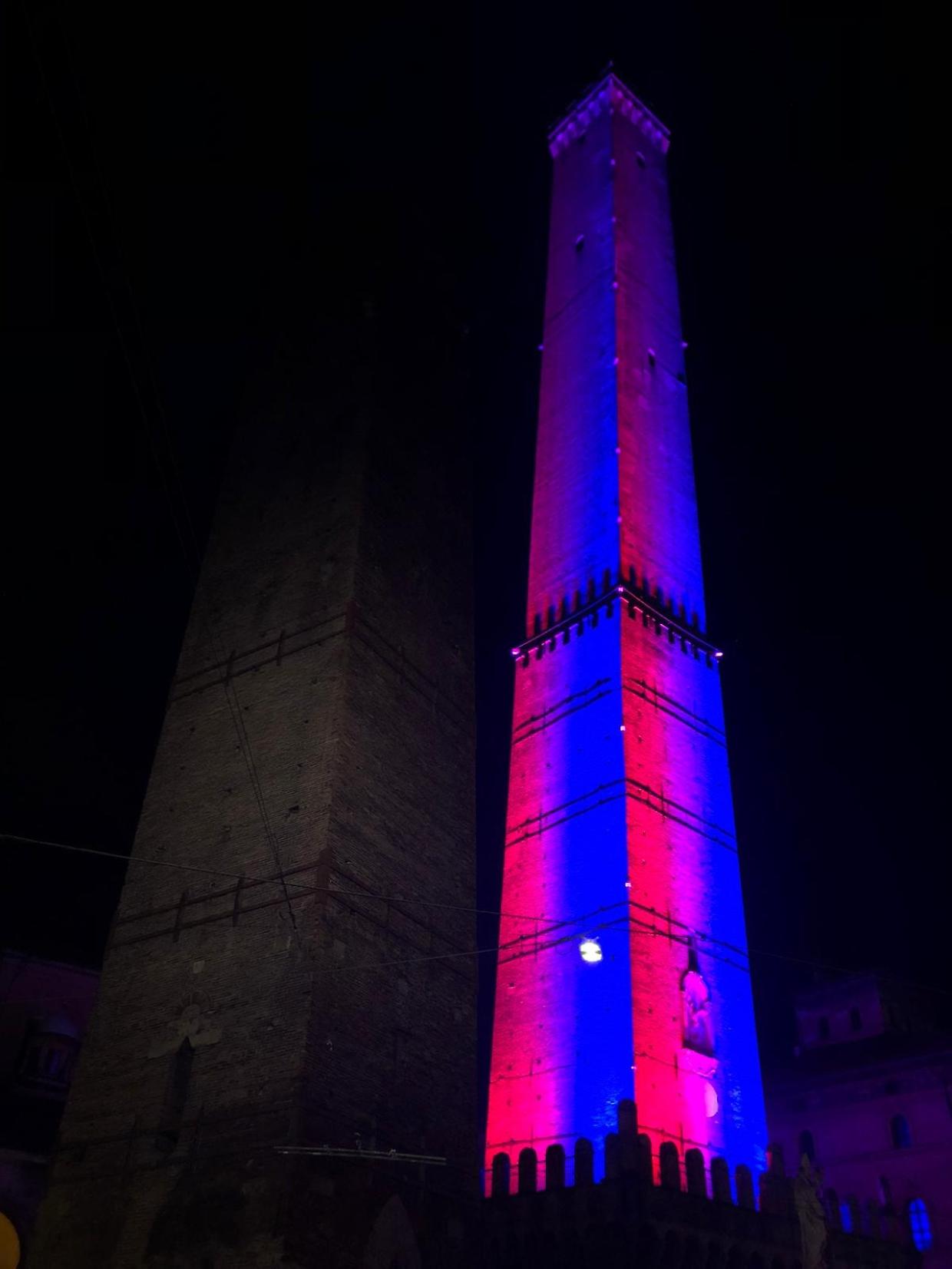 La Torre degli Asinelli si illumina: Bologna accende il Natale con le luminarie