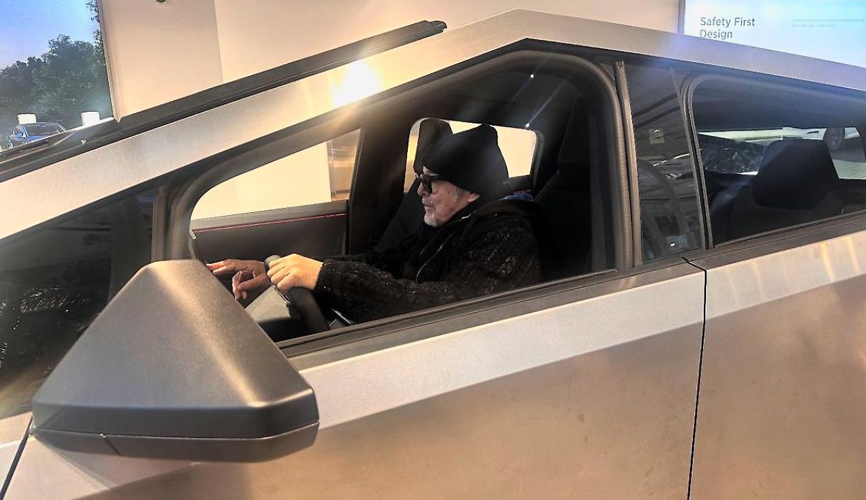 Vasco Rossi prova il Cybertruck di Elon Musk: "Perfetto per olive o mitragliatori"