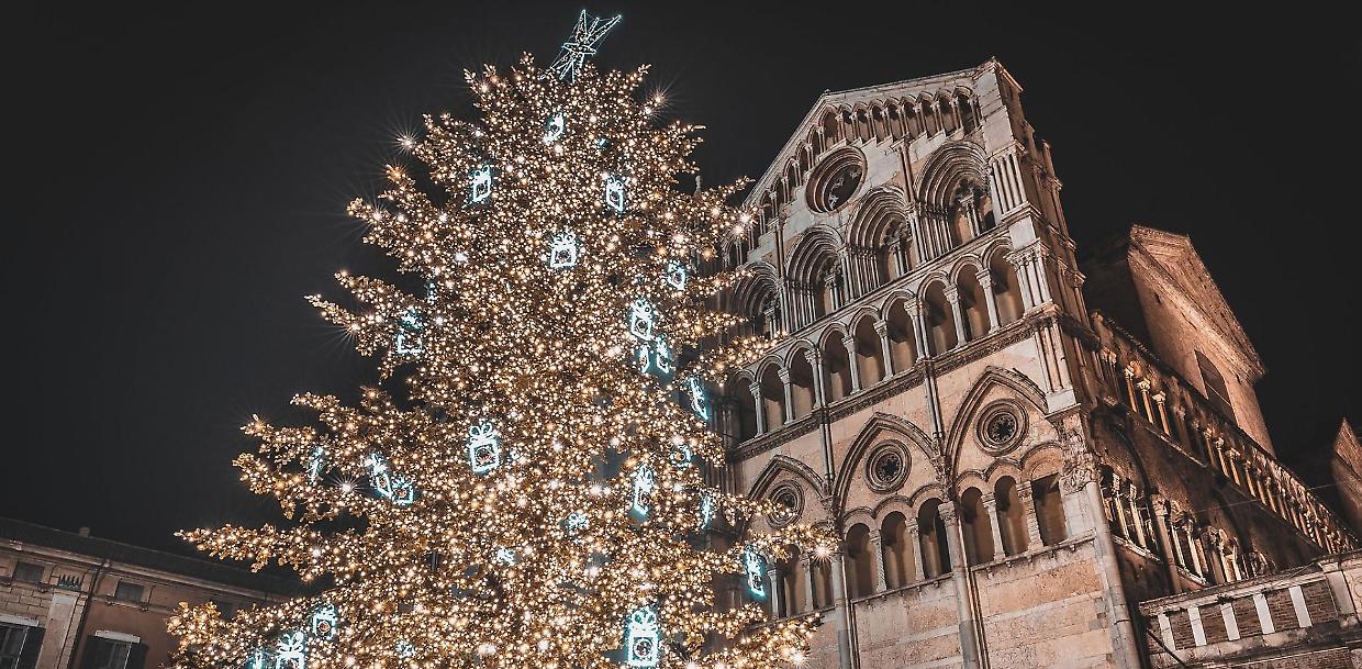 La città inondata di luci natalizie