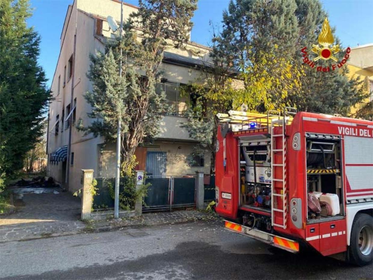 La cucina prende fuoco e scoppia l' incendio: due persone finiscono in ospedale