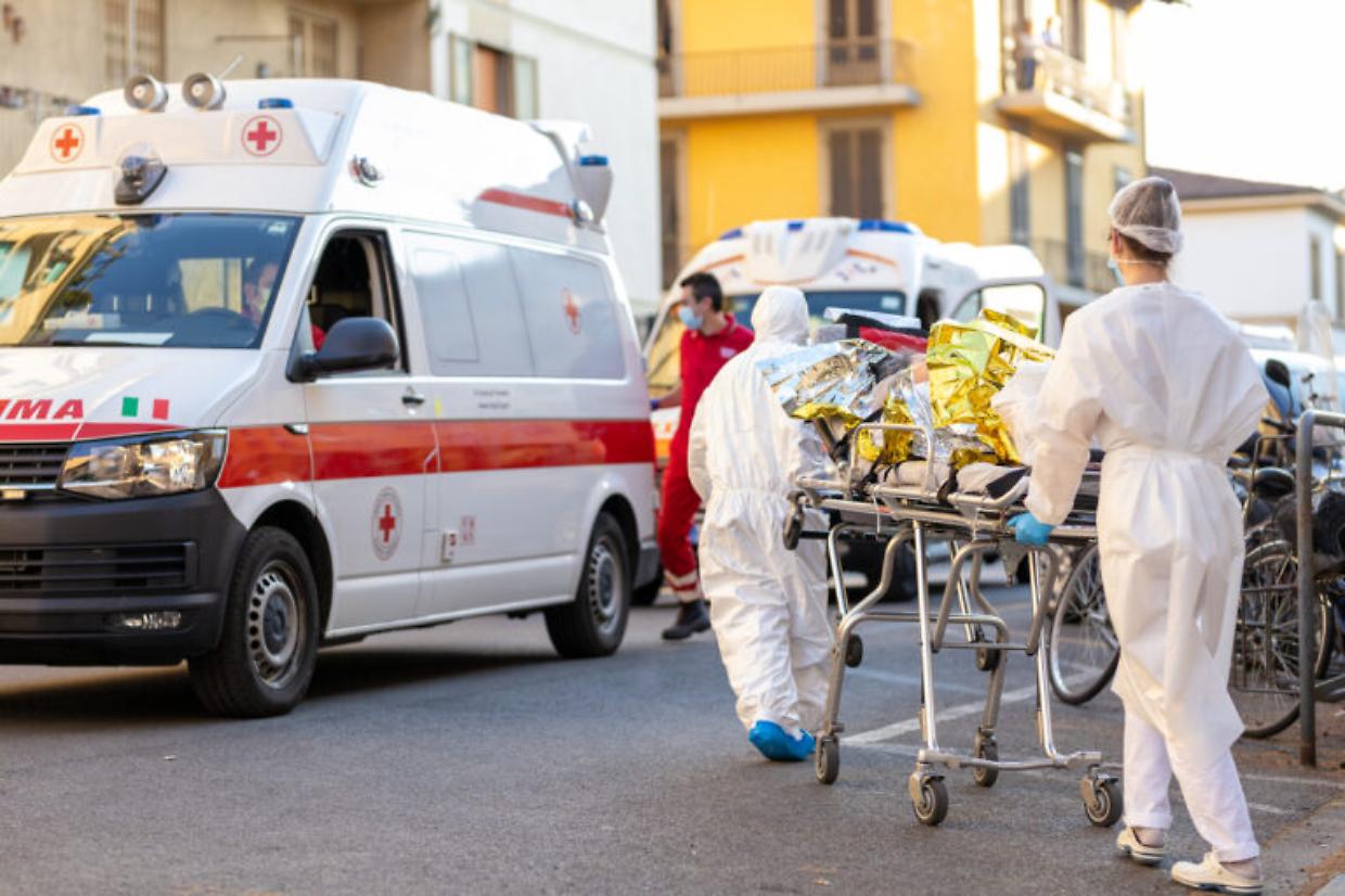 Tragedia a Guastalla: 53enne accoltella l'ex e la abbandona in strada, fermato grazie a un video