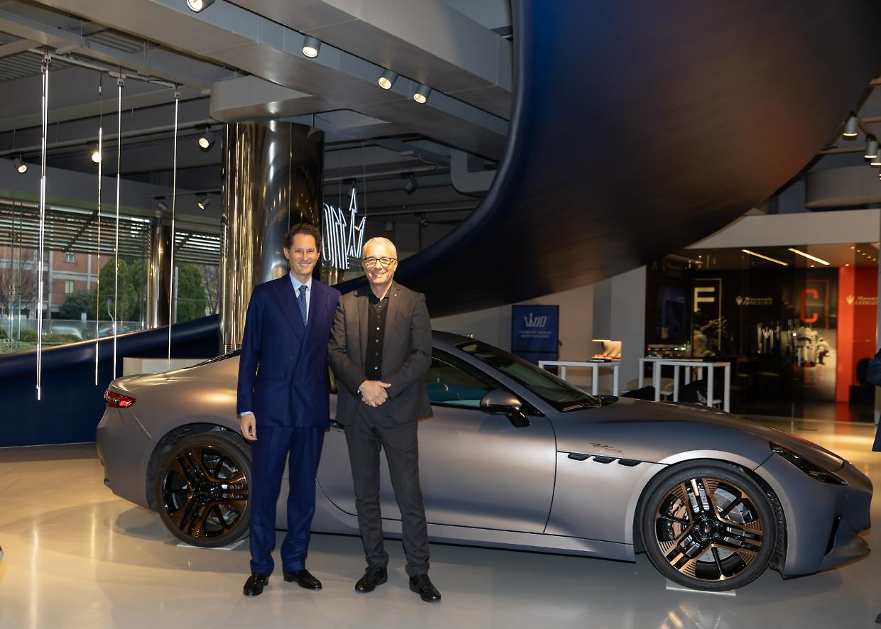 John Elkann in fabbrica per parlare ai dipendenti, "Dobbiamo stare uniti in questo momento" LE FOTO