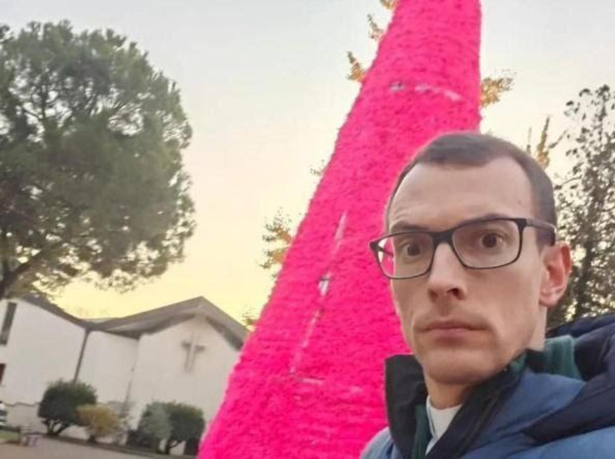 Albero di Natale fucsia a Verona, polemica per la frase del parroco social Don Mazzei: "Troppa frociaggine in Comune"