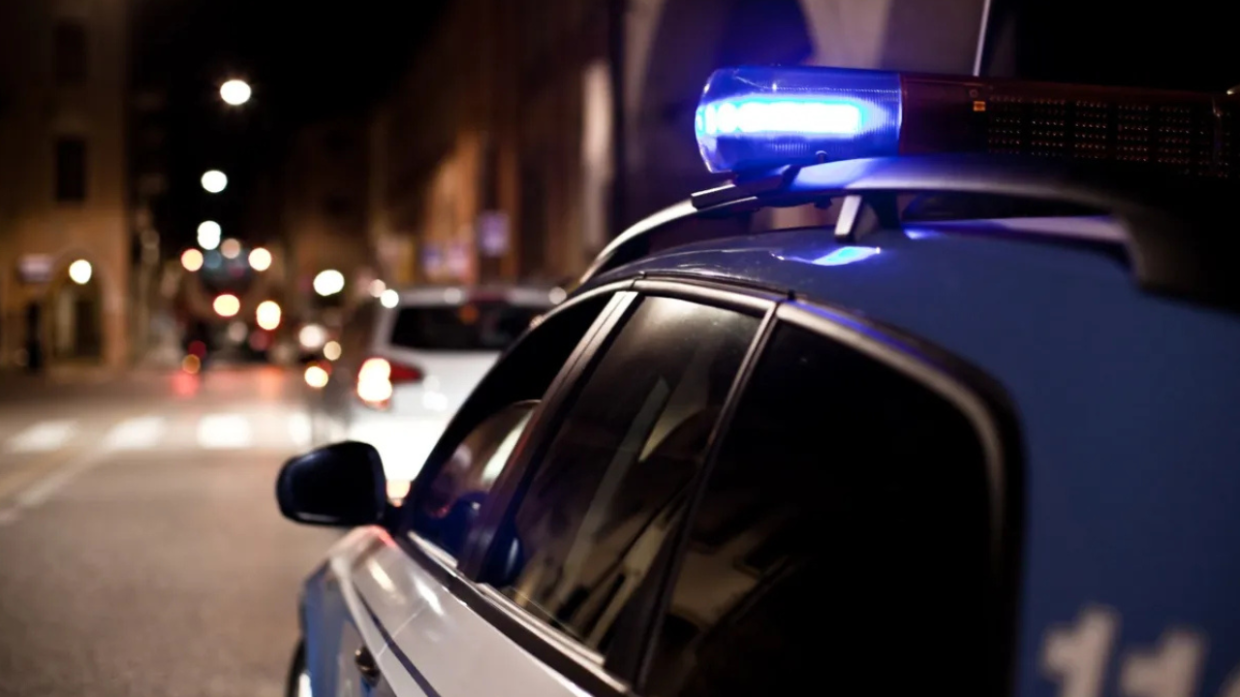 Furto di Alcolici a Modena: Minorenni Arrestati in Fuga nel Cuore della Notte