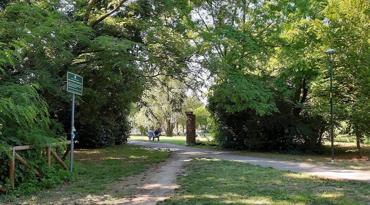 Giallo a Bologna: uomo trovato morto con un laccio al collo nel parco di Villa Angeletti