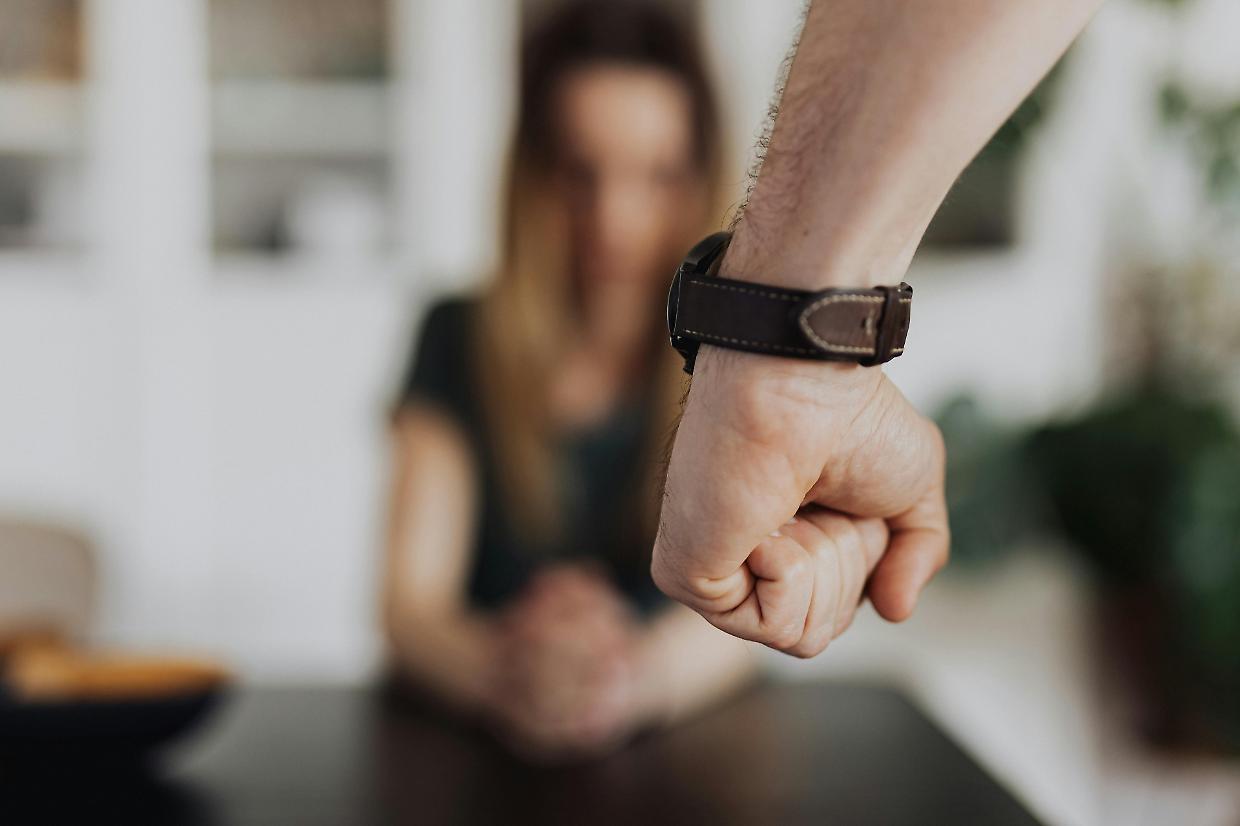 Violenza in casa: "Voleva mandarmi via per portare l'altra moglie"