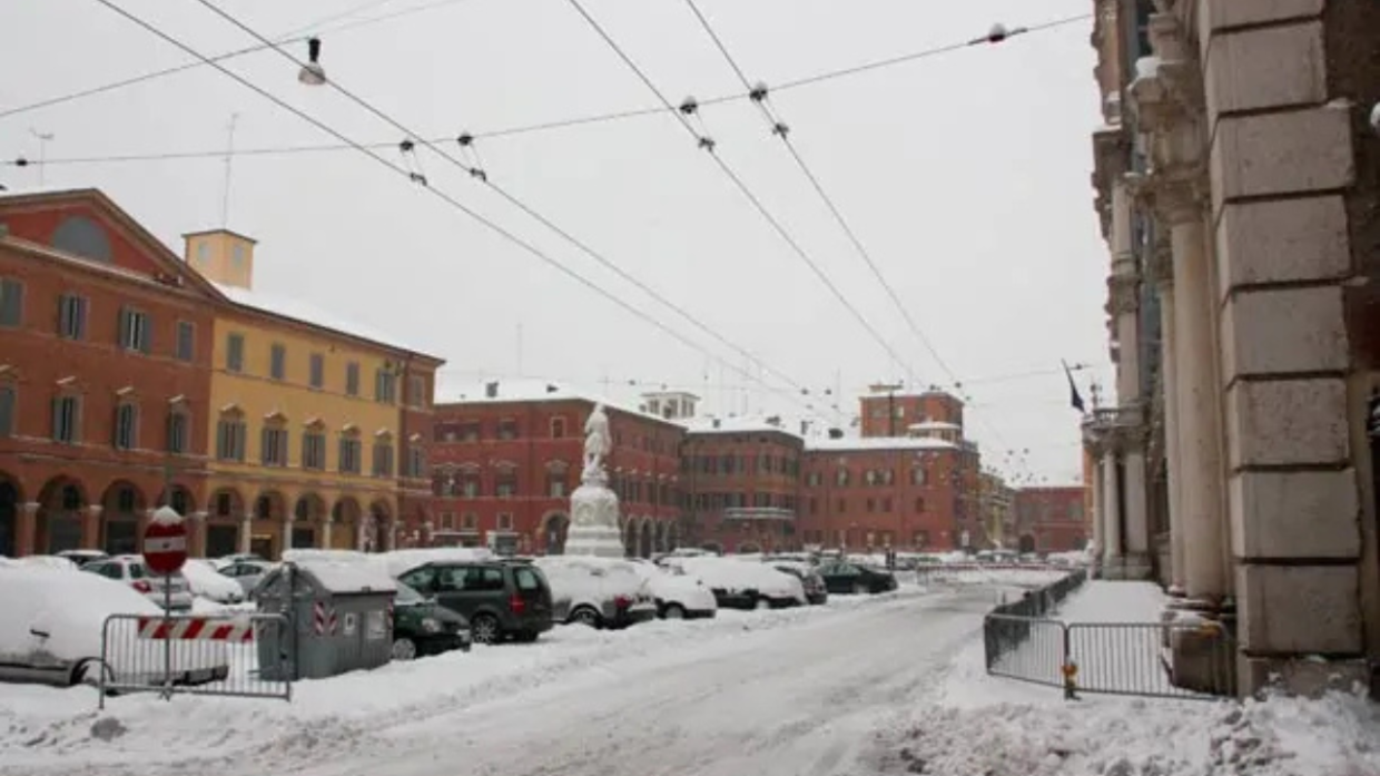 Maltempo in Emilia: Neve e Allagamenti Mettono in Ginocchio la Viabilità