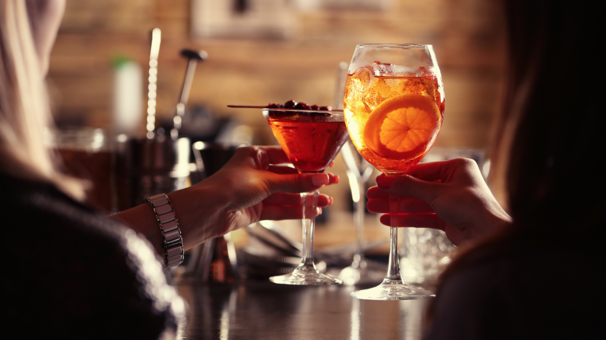 Movida a Modena: sanzioni per irregolarità su alcol e alimenti nei locali notturni