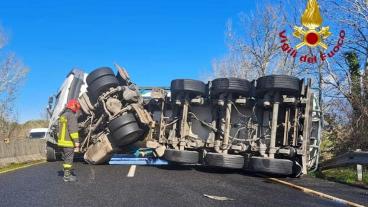 Tangenziale di Modena: Autobotte si Ribalta, Traffico in Tilt