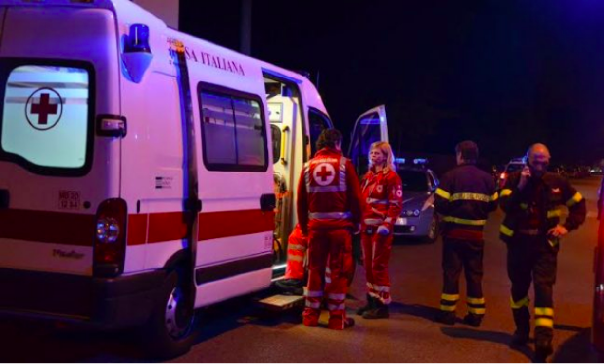 Perde il controllo dell'auto, si ribalta e finisce contro altri due veicoli: incidente rocambolesco a Ravenna