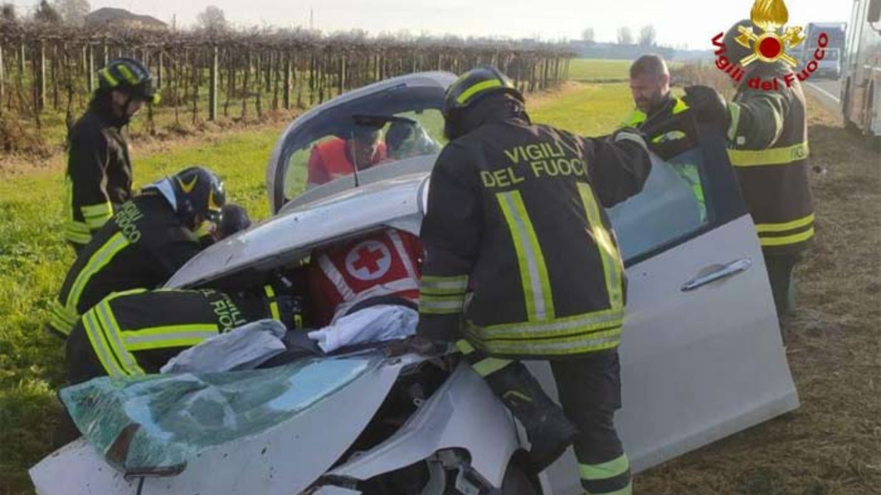 Correggio: auto fuori strada, due feriti gravi