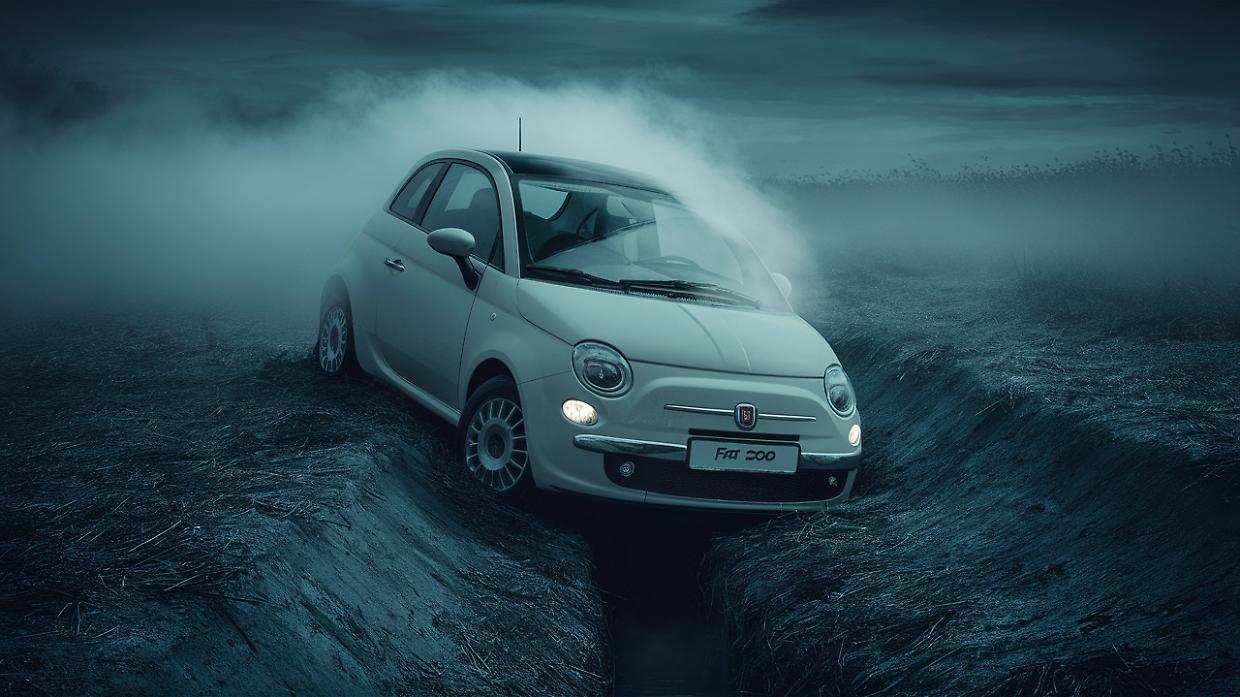Incidente nella nebbia: auto finisce nel fosso e prende fuoco