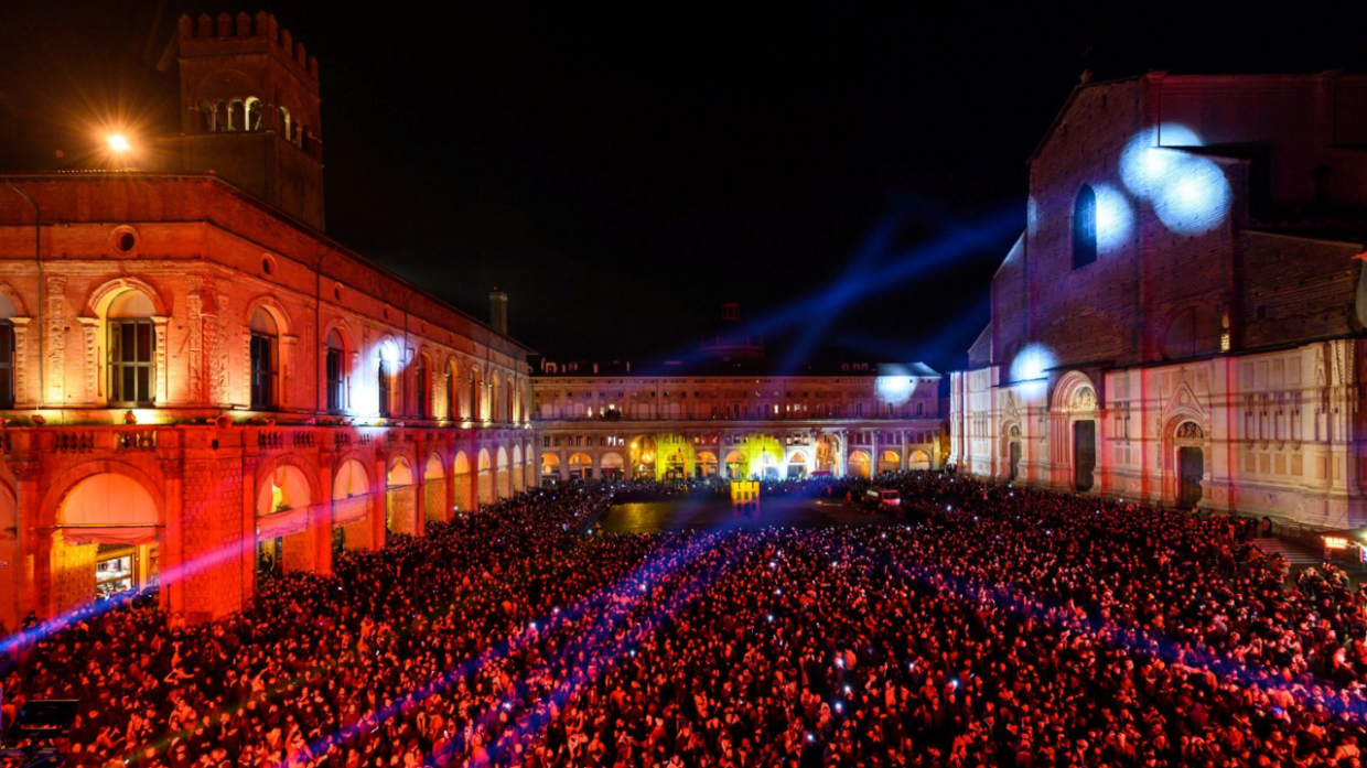 Capodanno a Bologna: rogo del Vecchione e dj set in piazza Maggiore