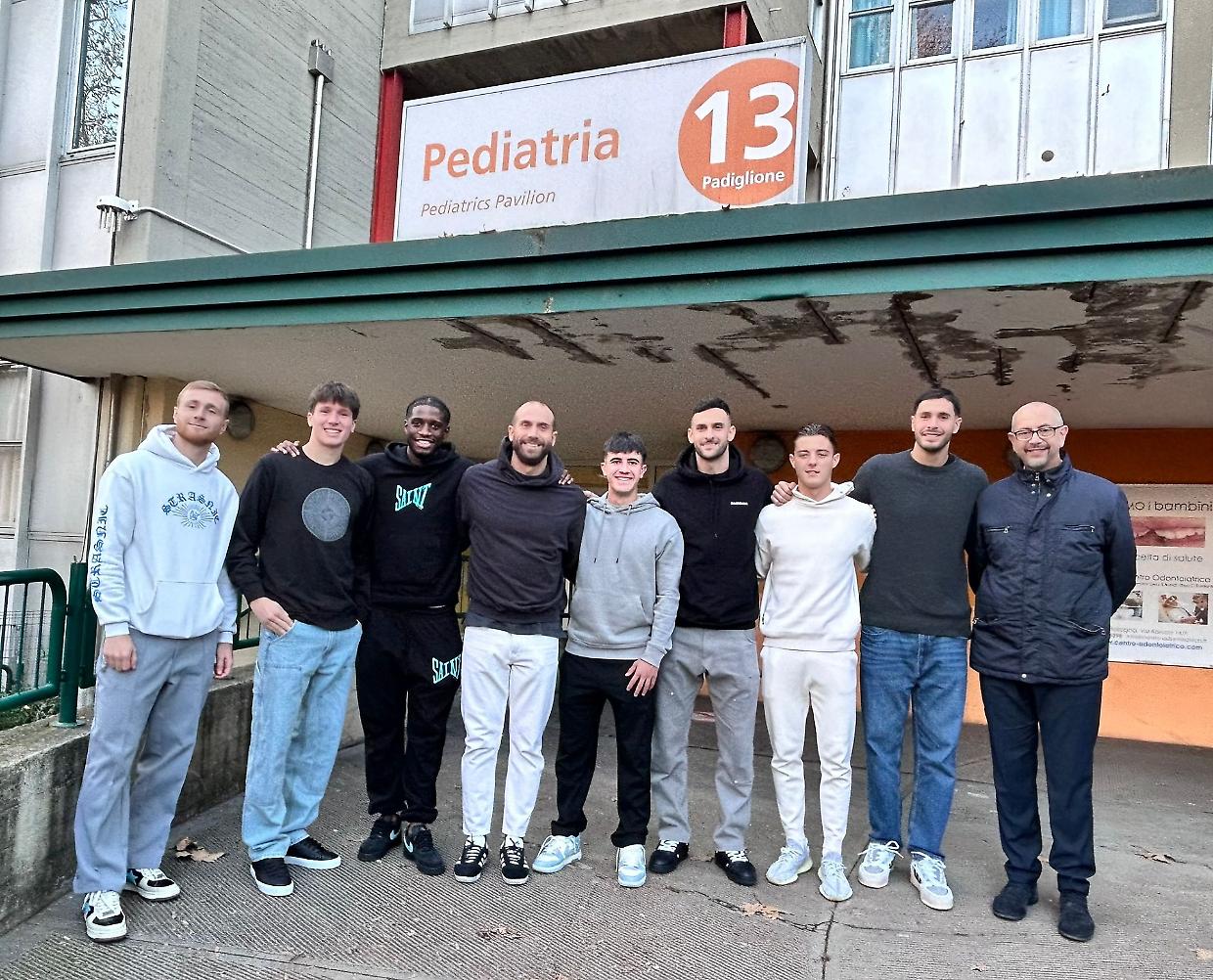 Il Bologna Calcio porta un sorriso al Sant'Orsola: una visita speciale per i piccoli pazienti