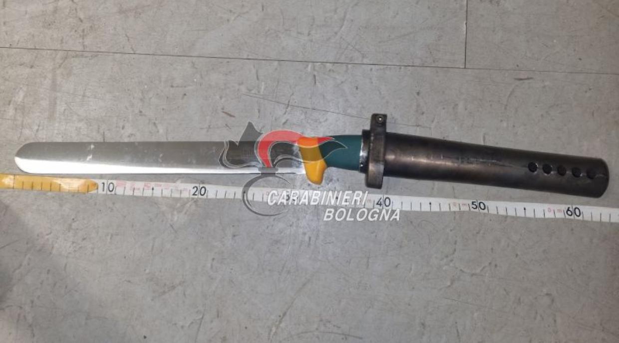 Panico in zona Bolognina: 31enne arrestato dopo aver lanciato bottiglie e minacciato i condomini della zona con un machete