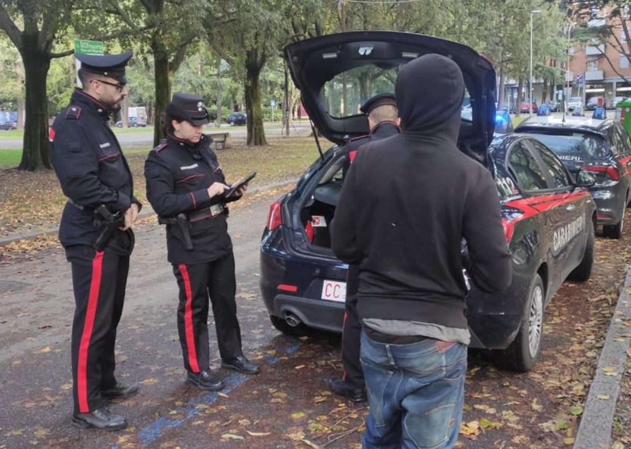 30enne ghanese arrestato a Reggio Emilia dopo violenta aggressione ai carabinieri e accuse di spaccio e ricettazione