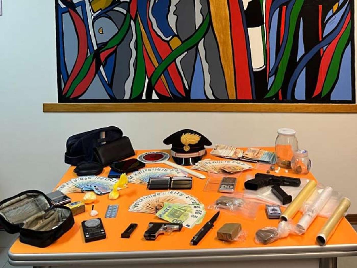 Sequestrati armi e droga: due arresti a Cavriago