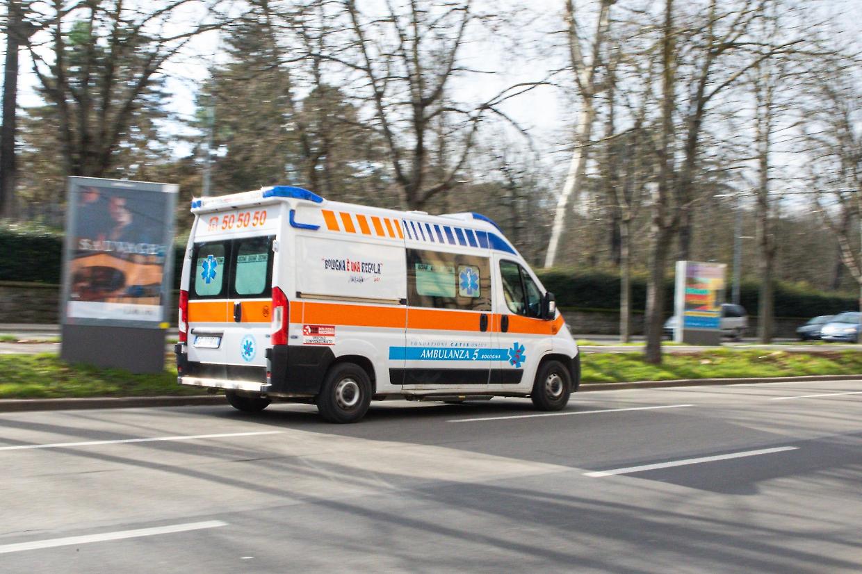 Auto sfonda la vetrina di una sartoria in via San Mamolo a Bologna: nessun ferito