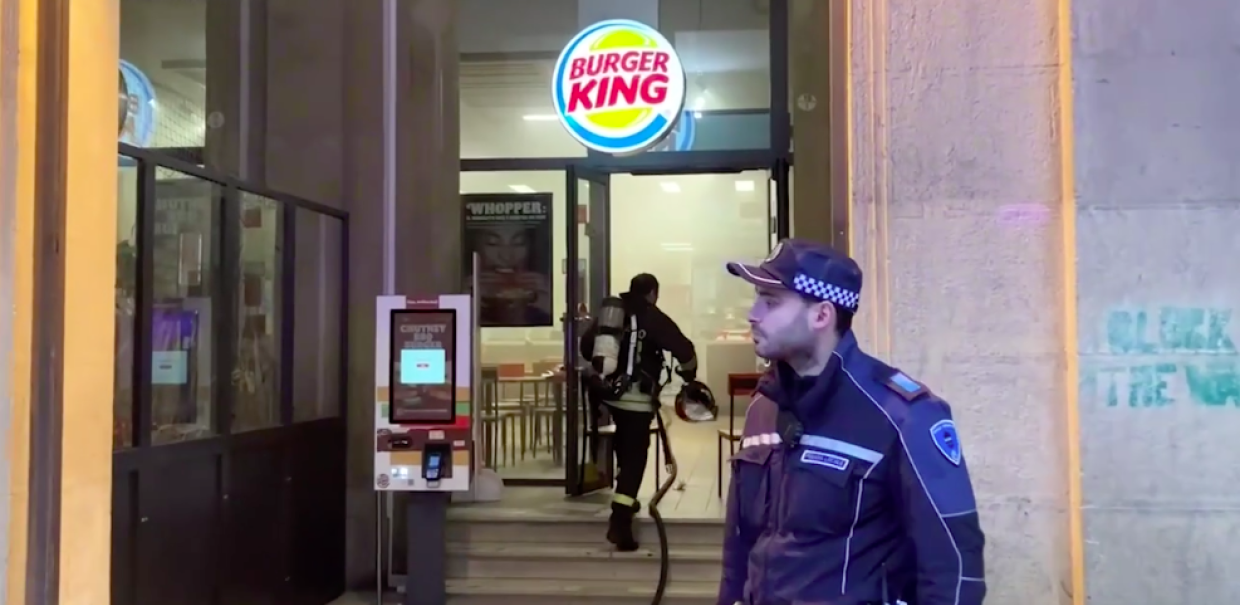 Incendio al Burger King di Bologna: clienti evacuati dal locale [VIDEO]