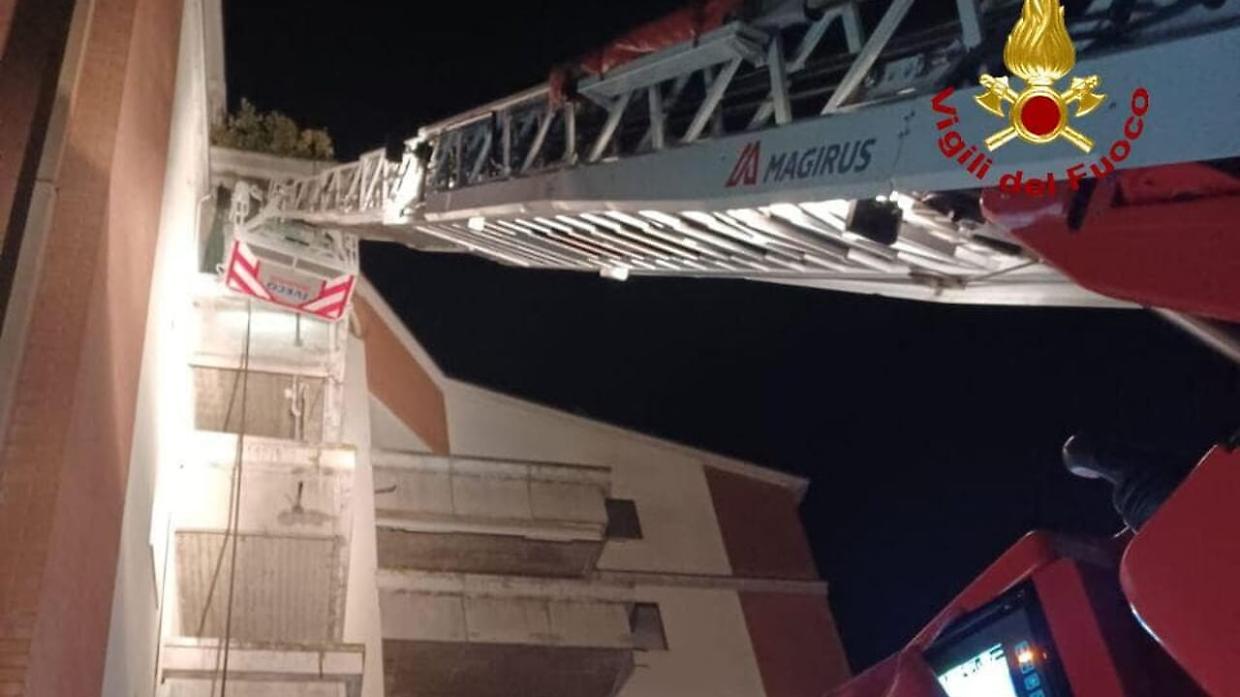 Carpi: incendio in cucina, famiglia con neonato tratta in salvo